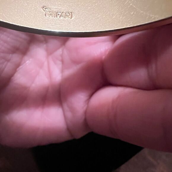 Vintage Mid Century Mod Crown Trifari Cream Enamel and Gold Tone Bracelet - Picture 3 of 4